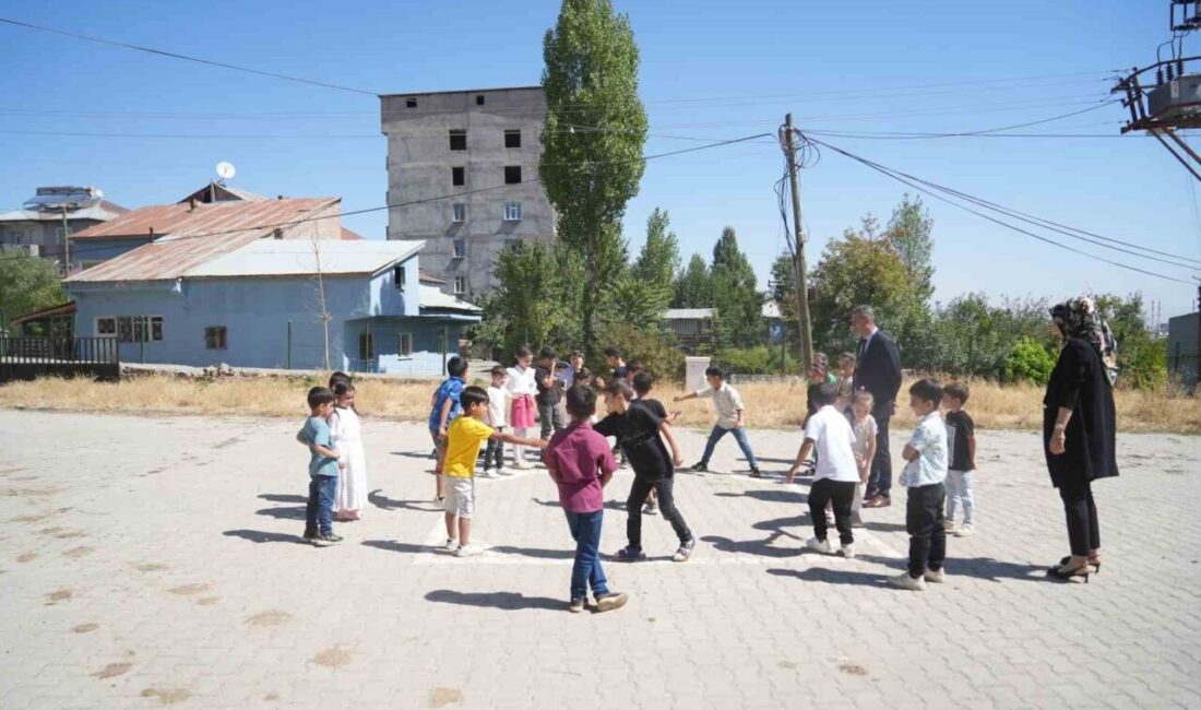 Muş’un Ağaçlı Köyü İlkokulunda öğrenciler ilk kez zil sesi olmadan