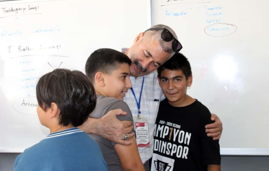 Efeler’de açılan Müzik ve Sanat, Bilim ve Spor Akademilerine öğrenciler