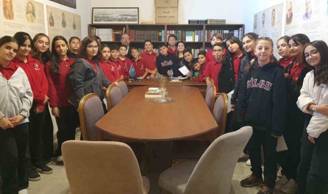 Erzurum’da bir grup öğrenci, 26 Eylül Türk Dil Bayramı’nı anlamlı