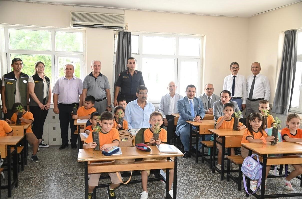 Mersin’in Anamur ilçesinde öğrencilere adaçayı, biberiye ve lavanta fidanları dağıtıldı.