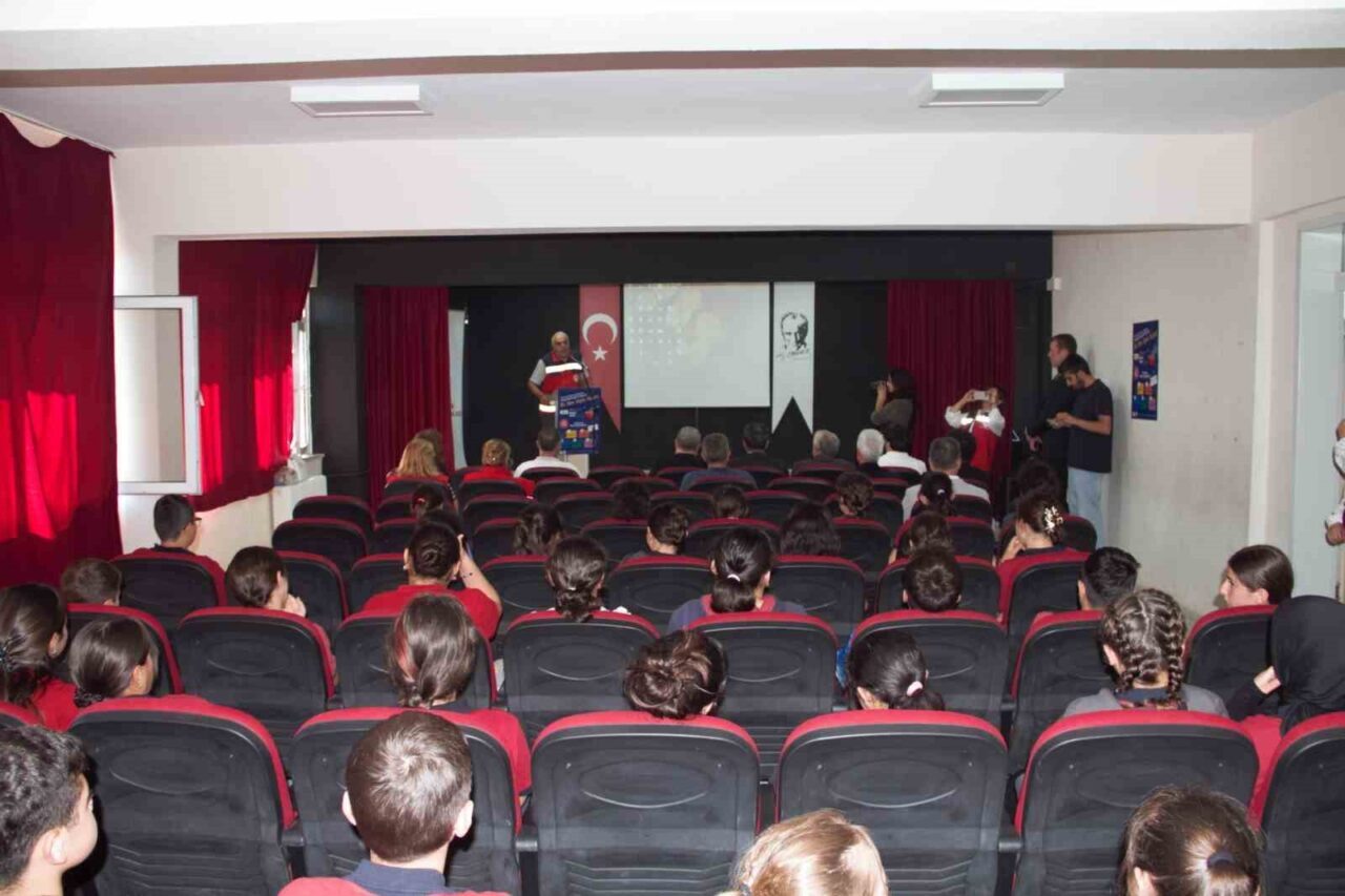 Samsun Çarşamba Kızılot Ortaokulu’nda kahverengi kokarca tanıtım semineri gerçekleştirildi. Çarşamba