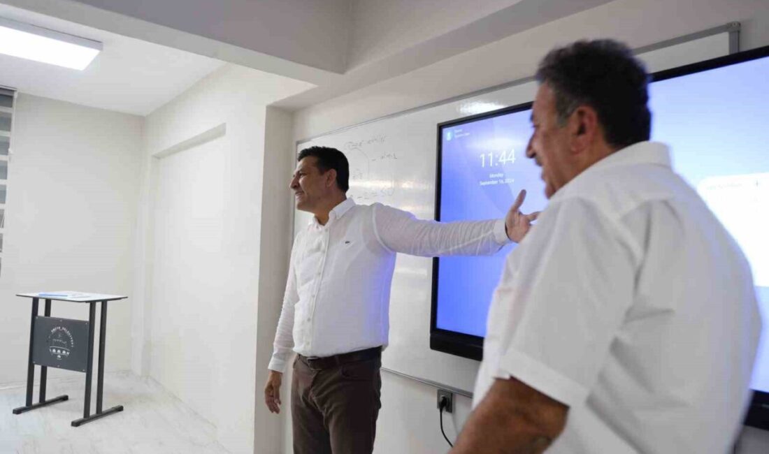 Adana’nın Kozan ilçesinde yenilenerek ücretsiz eğitim merkezine dönüştürülen eski belediye