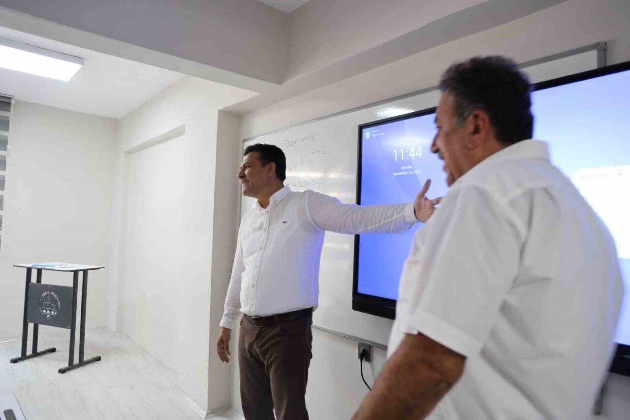 Adana’nın Kozan ilçesinde yenilenerek ücretsiz eğitim merkezine dönüştürülen eski belediye