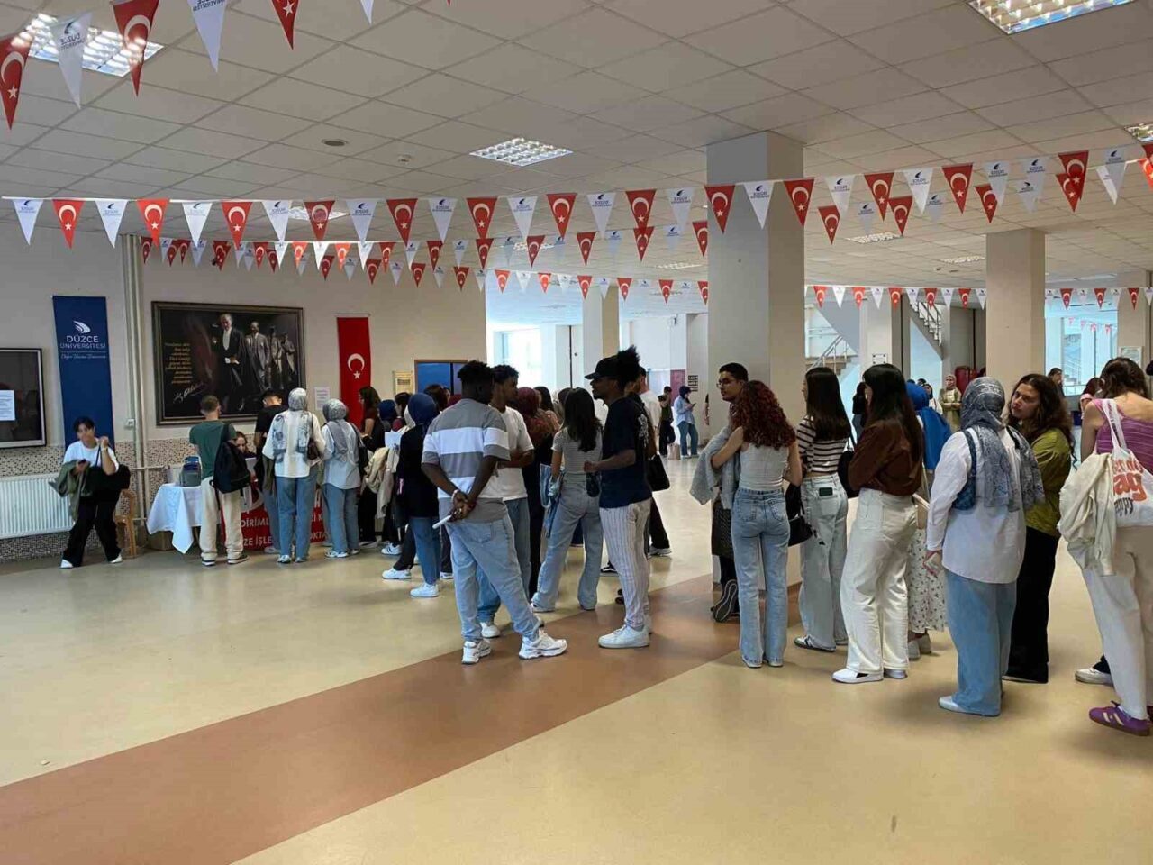 Düzce Belediyesi şehre yeni gelen öğrencilerin otobüs kartlarını yenilemeleri için