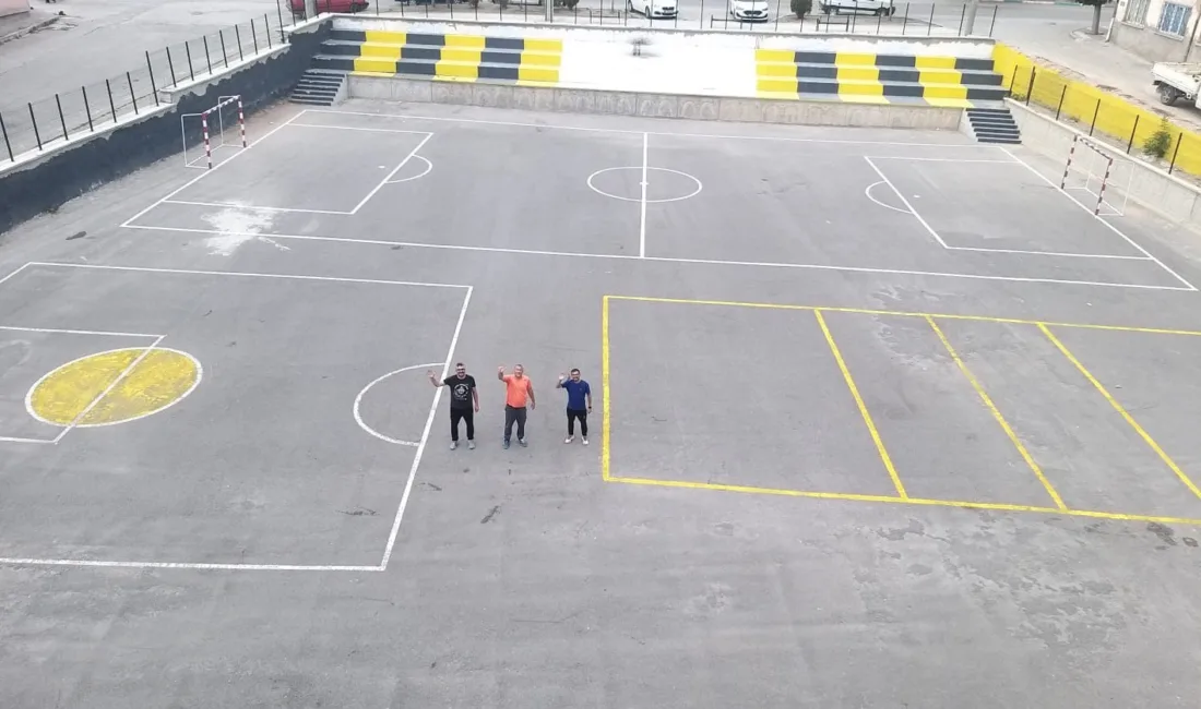 Afyonkarahisar Emirdağ Mithatpaşa Ortaokulu öğretmenleri okul içerisinde spor etkinliklerinin gerçekleştirdiği