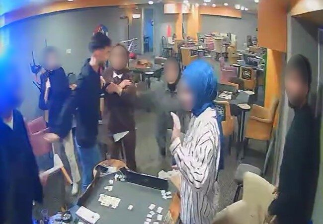 Erzurum’da bir oyun salonunda, okey oynayan gençlerin yaşadığı olay izleyenleri