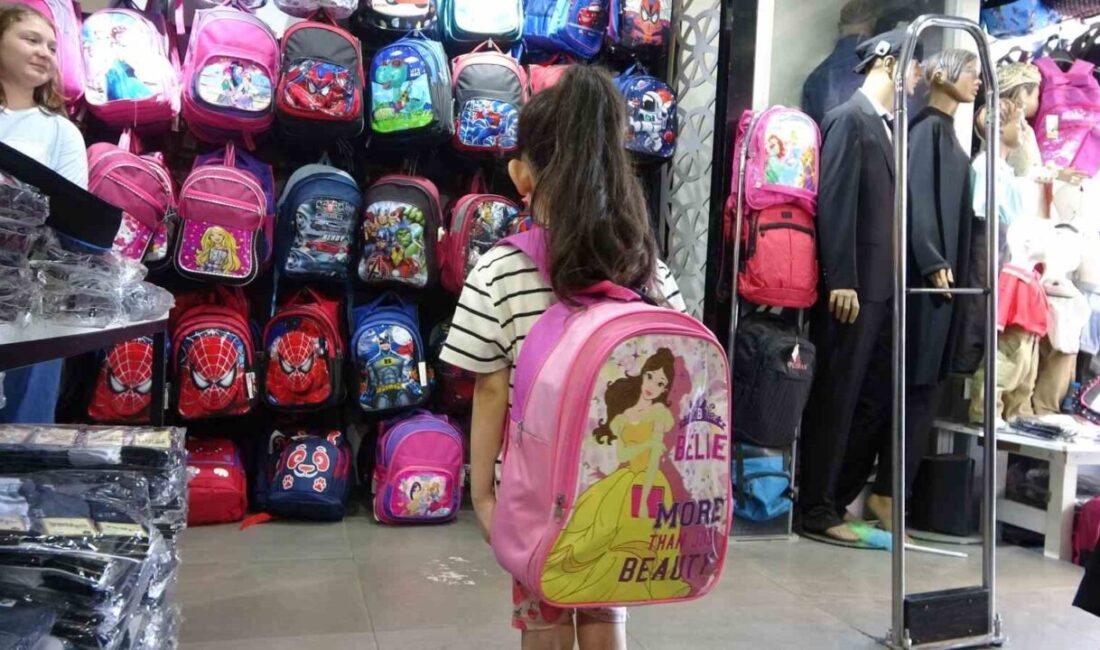 Yeni eğitim-öğretim yılı öncesinde kırtasiye ve okul kıyafeti alışverişleri hız