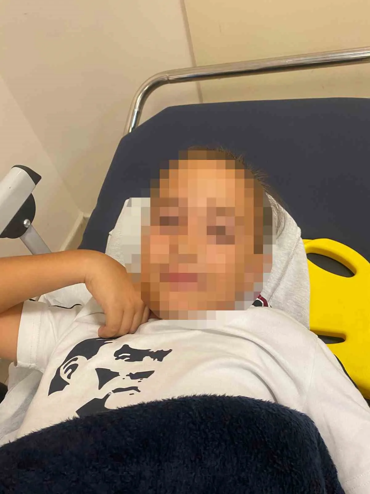 İzmir’in Urla ilçesinde bir okulda bahçedeki bayrak direğinin devrilmesi sonucu