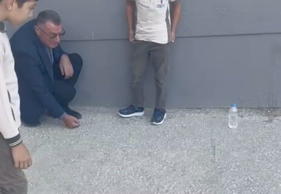 Tekirdağ’ın Kapaklı ilçesinde bir ilkokulu müdürü, okul bahçesinde öğrencilerle misket