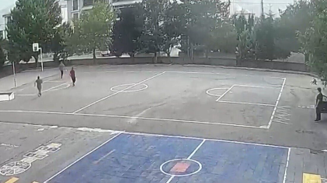 Erzincan’da sürücüsü el frenini çekmeyi unutunca hareket edip oyun oynayan