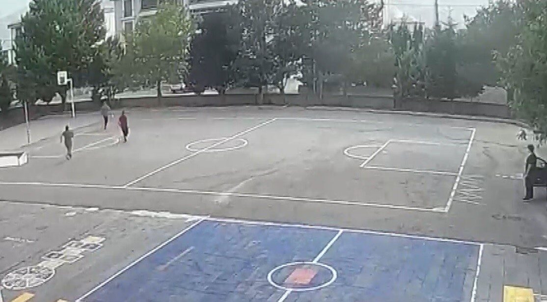 Erzincan’da sürücüsü el frenini çekmeyi unutunca hareket edip oyun oynayan
