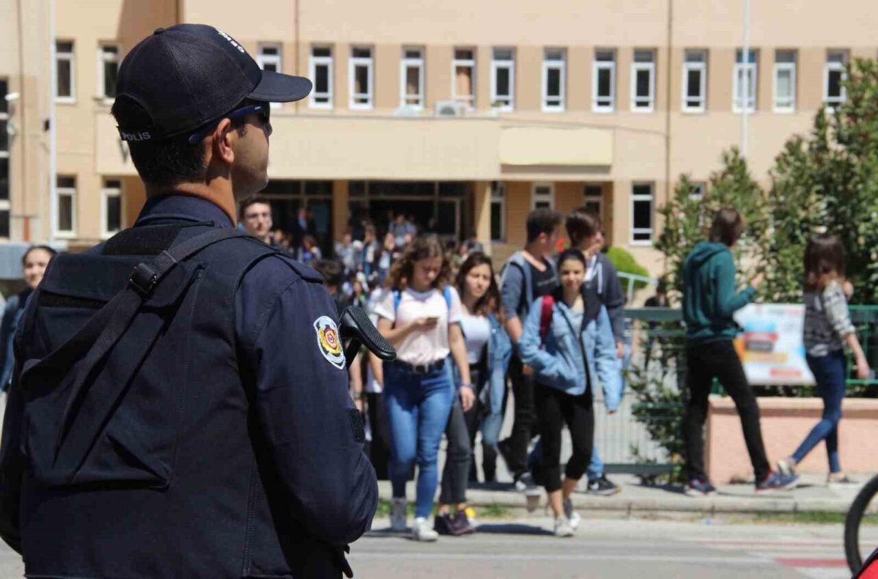 Erzincan’da polis ekipleri tarafından eğitim ve öğretimin güvenli bir ortamda