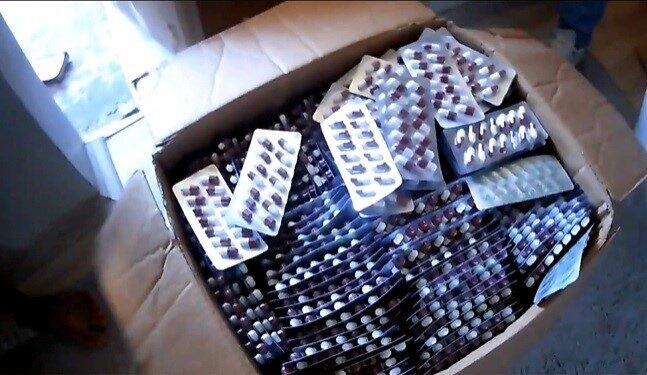 İzmir Karabağlar’da okul duvarı dibinde uyuşturucu satarken suçüstü yakalanan şüphelinin