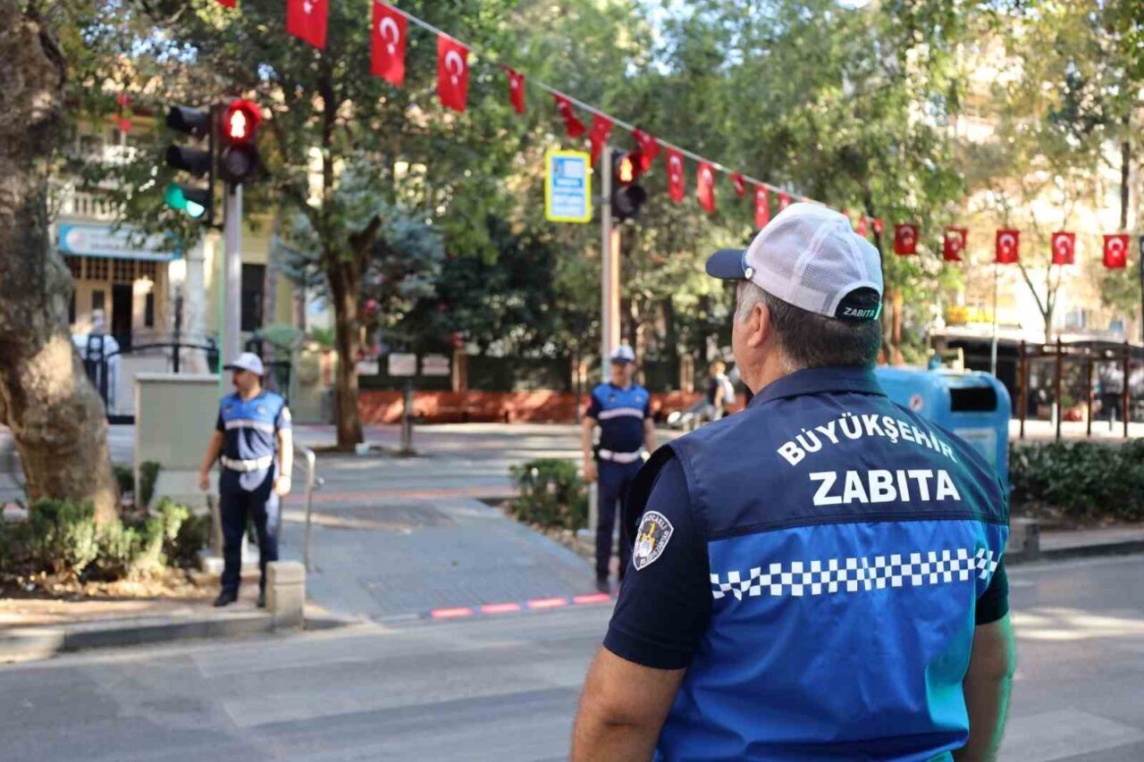Kocaeli Büyükşehir Zabıtası, okul bölgelerindeki yaya geçitlerini denetleyerek, okul giriş