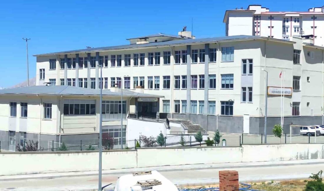 Adıyaman’ın Sincik ilçesinde trafo patlaması nedeniyle Anadolu İmam Hatip Lisesi’nde