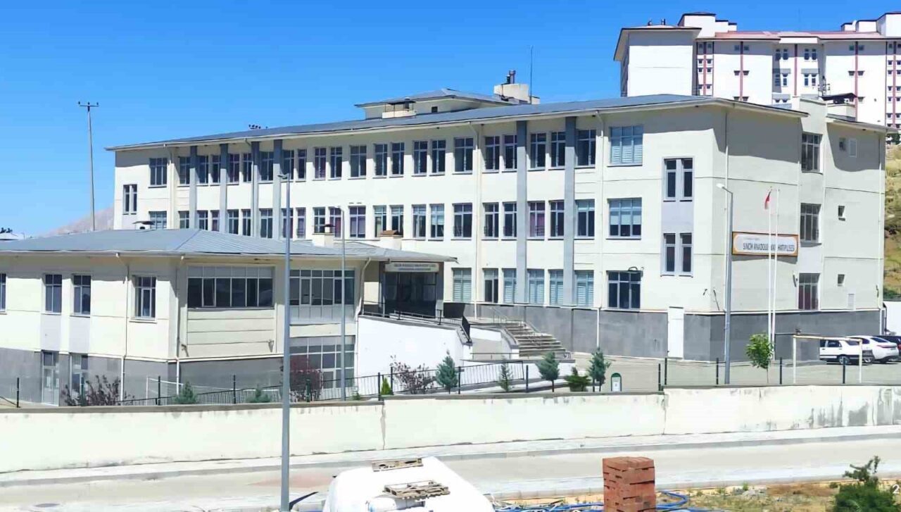 Adıyaman’ın Sincik ilçesinde trafo patlaması nedeniyle Anadolu İmam Hatip Lisesi’nde