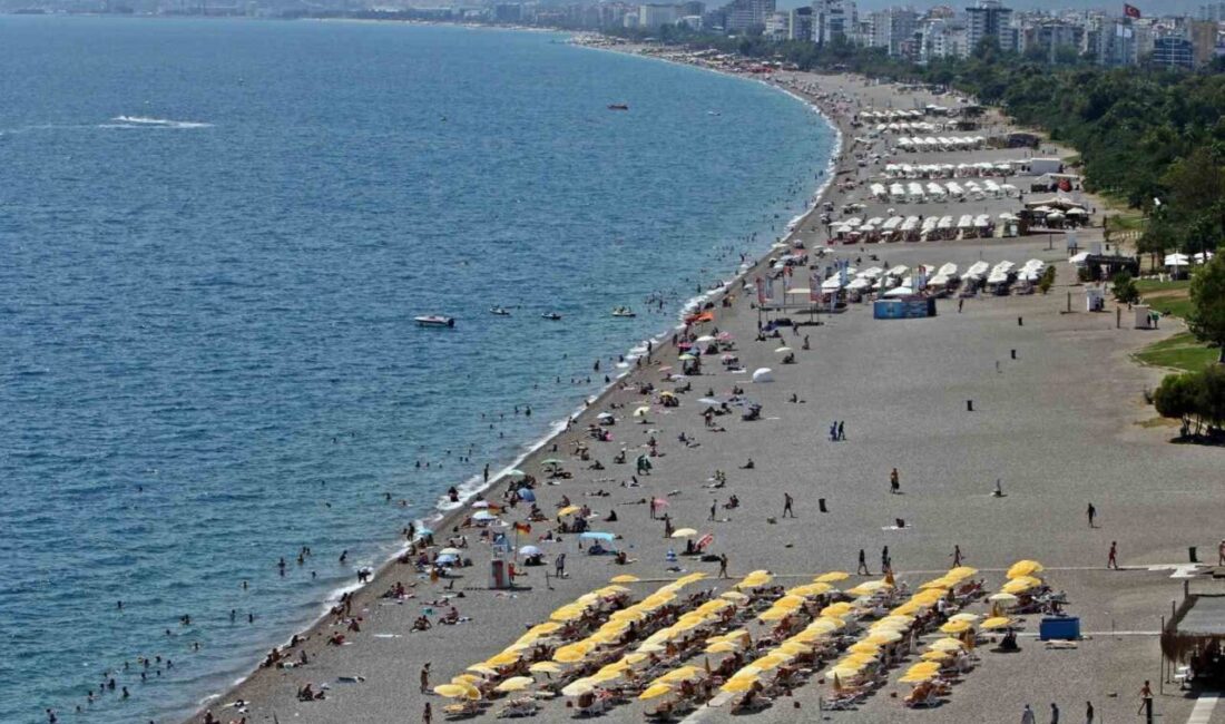 Yaz tatilinde tıklım tıklım dolan dünyaca ünlü sahildeki doluluk oranı,