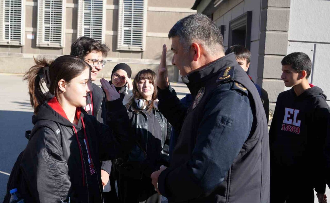 Erzurum Emniyet Müdürü Onur Karaburun, sabah saatlerinde okul çevresindeki denetimlere