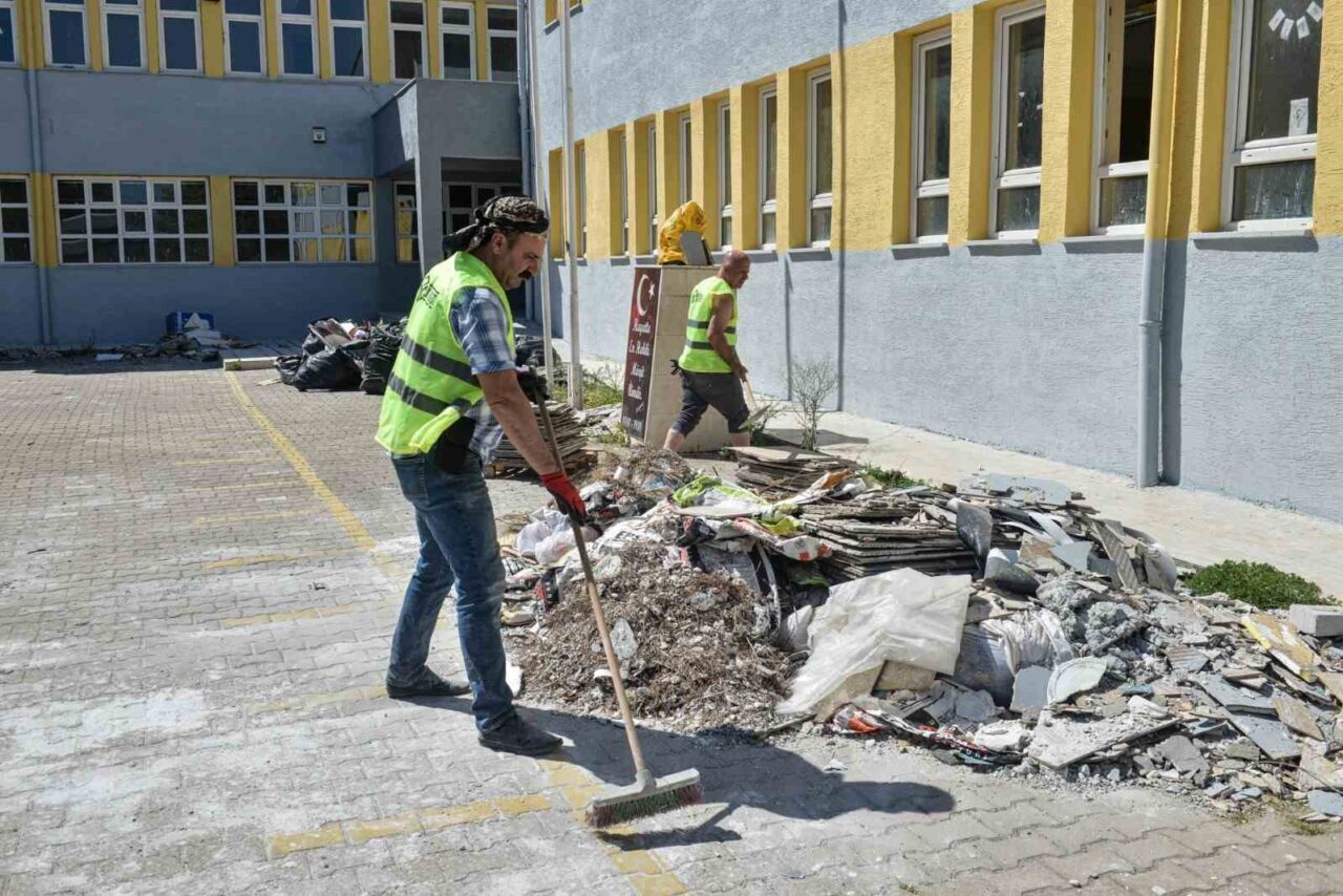 Bursa Büyükşehir Belediyesi, yeni eğitim-öğretim yılı öncesinde kent genelindeki okullarda