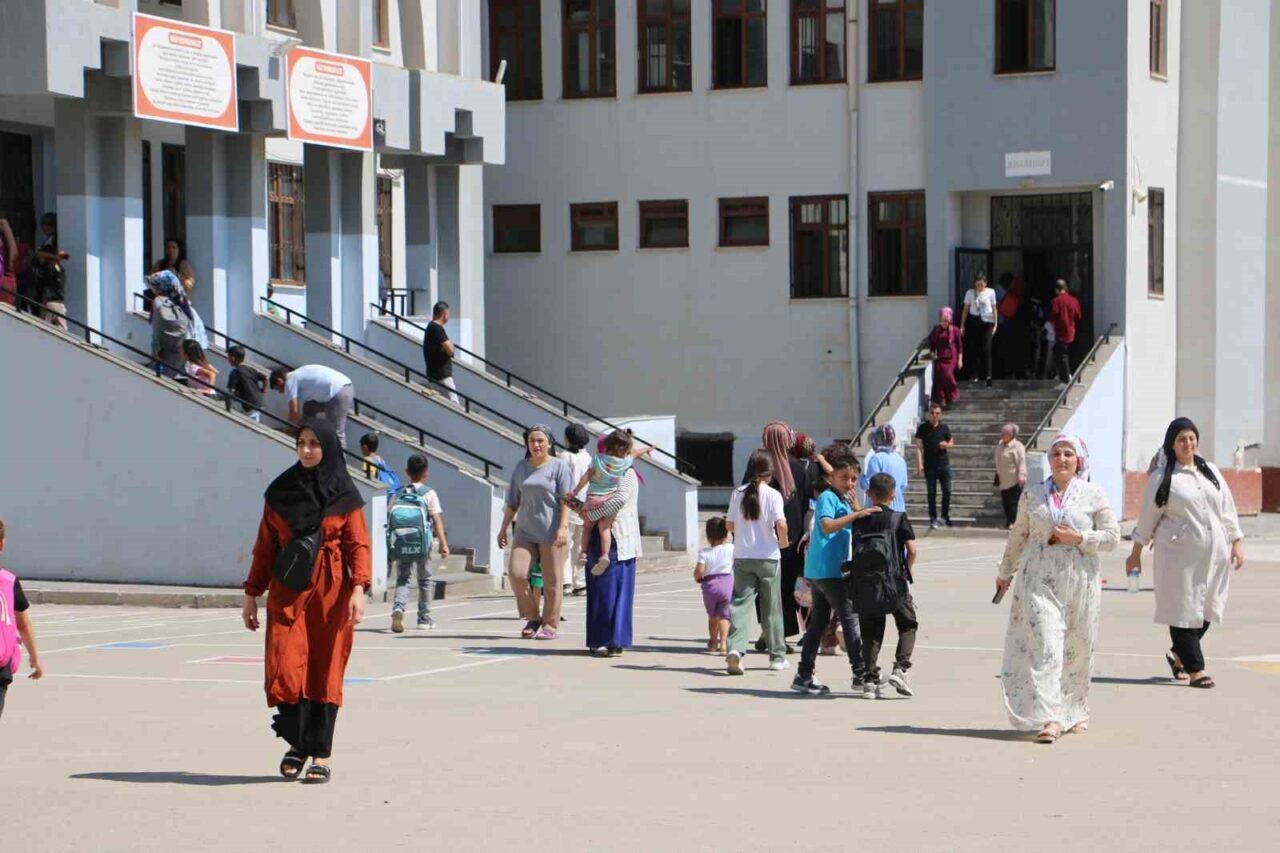 Diyarbakır’ın Yenişehir ilçesinde bulunan Şehitlik İlkokulu’nun, yeni eğitim öğretim yılının