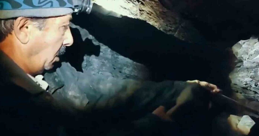 Oltu taşı, yerin yüzlerce metre altındaki ocaklarda çekiç ve murç