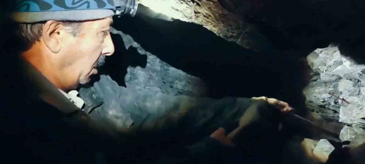 Oltu taşı, yerin yüzlerce metre altındaki ocaklarda çekiç ve murç