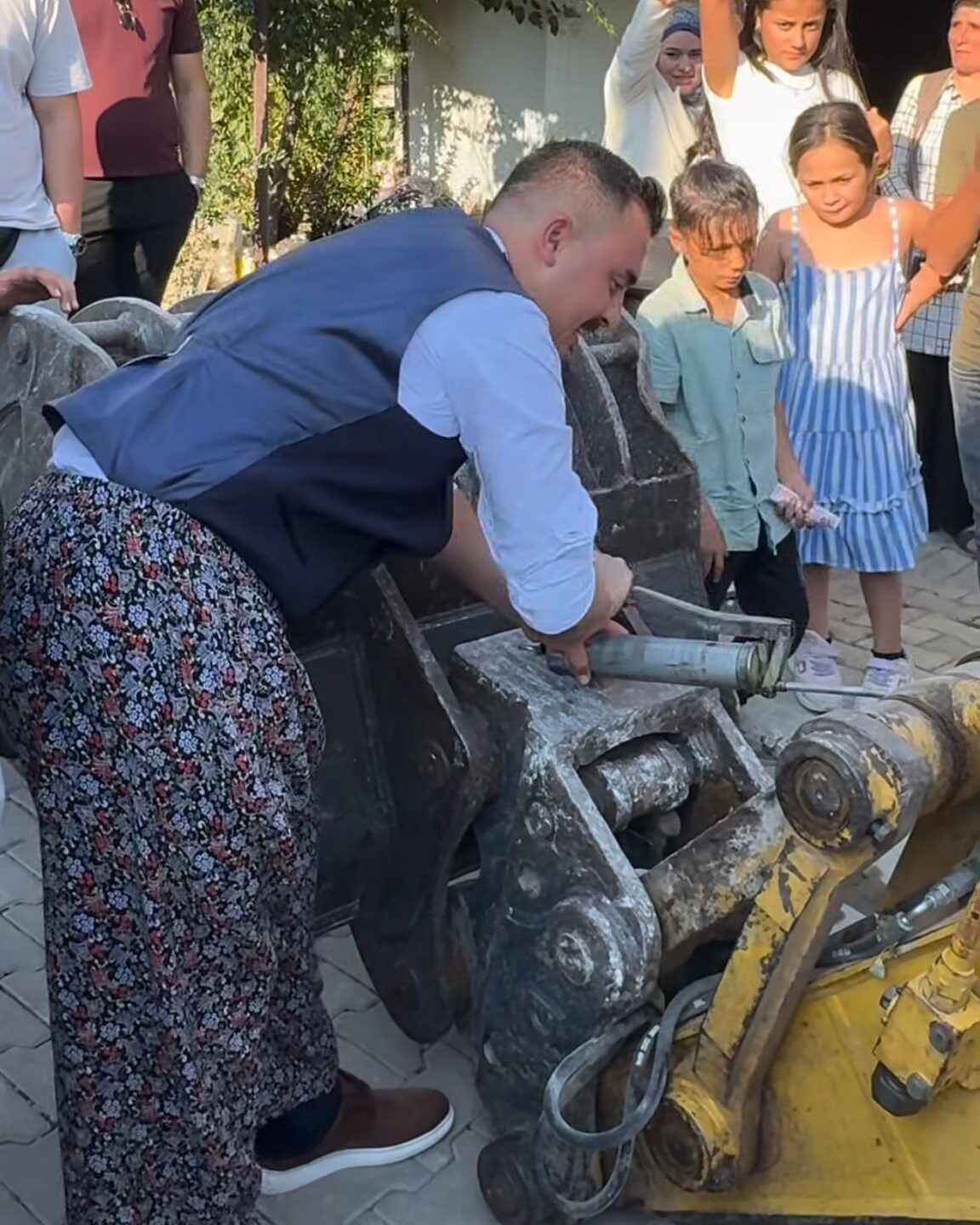 Denizli’nin Güney ilçesinde düzenlenen düğün töreni renkli anlara sahne oldu.