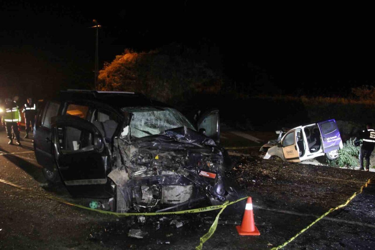 Ordu’nun Ulubey ilçesinde 2 hafif ticari aracın çarpışması sonucu meydana