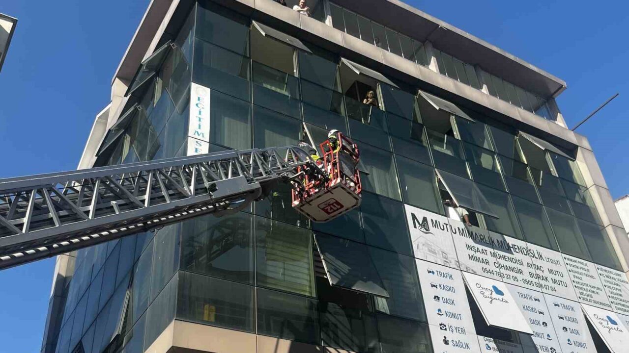 Ordu’nun Ünye ilçesinde, bir iş merkezinin merdiven boşluğundan gelen yanık