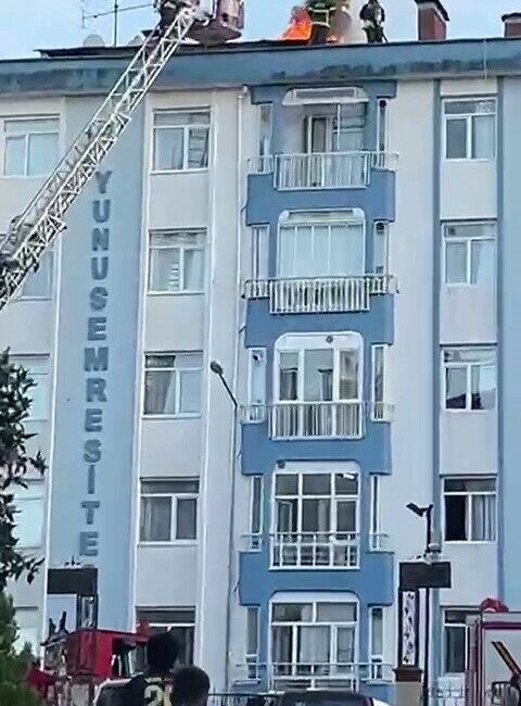 Ordu’nun Ünye ilçesinde çatı katında çıkan yangın, ekiplerin hızlı müdahalesiyle