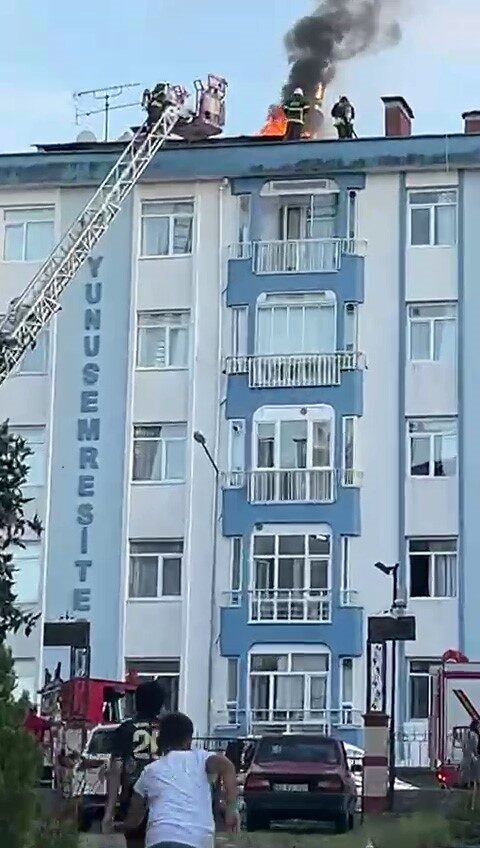 Ordu’nun Ünye ilçesinde çatı katında çıkan yangın, ekiplerin hızlı müdahalesiyle