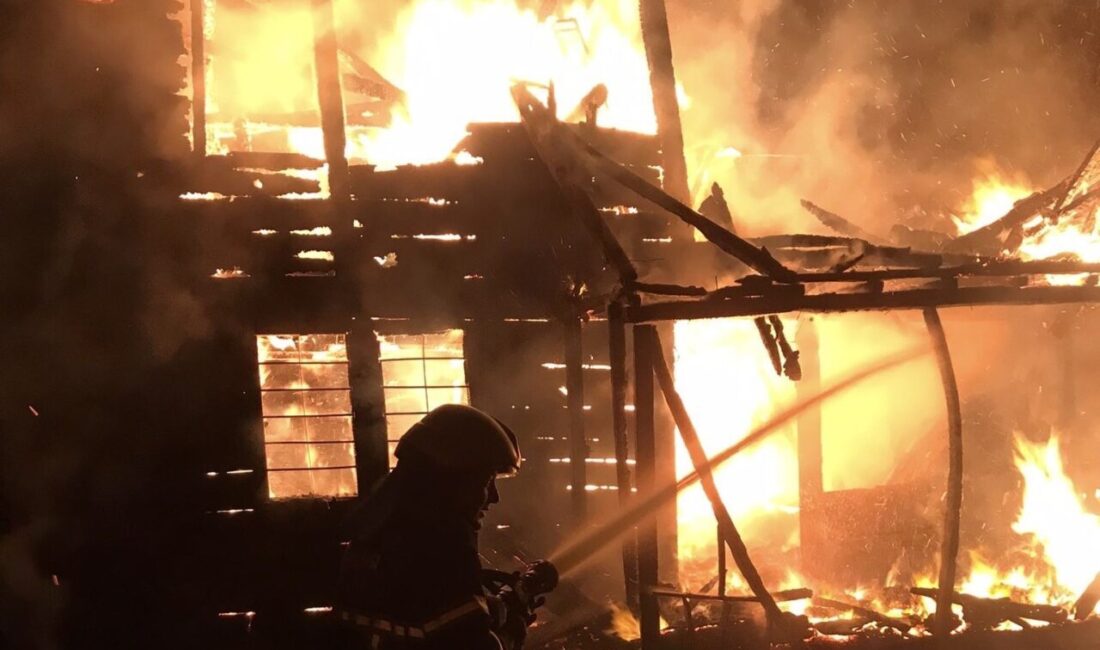 Ordu’nun Çaybaşı ilçesinde çıkan yangında, iki katlı ahşap bir ev