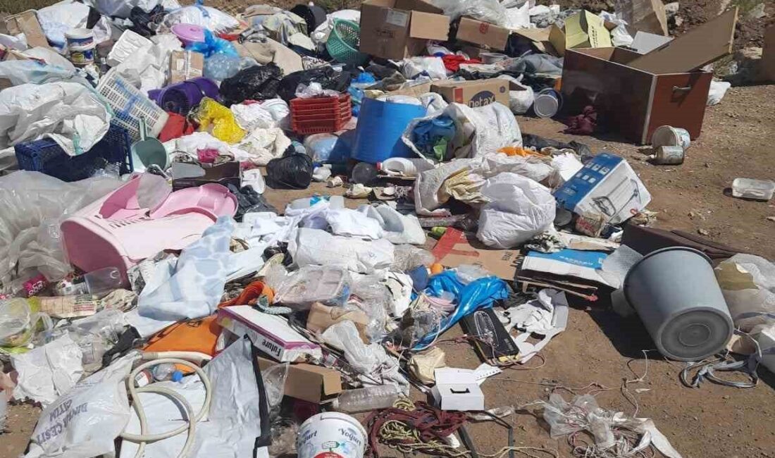 Boş araziye atılan çöpler, kötü görüntünün yanı sıra çevre ve