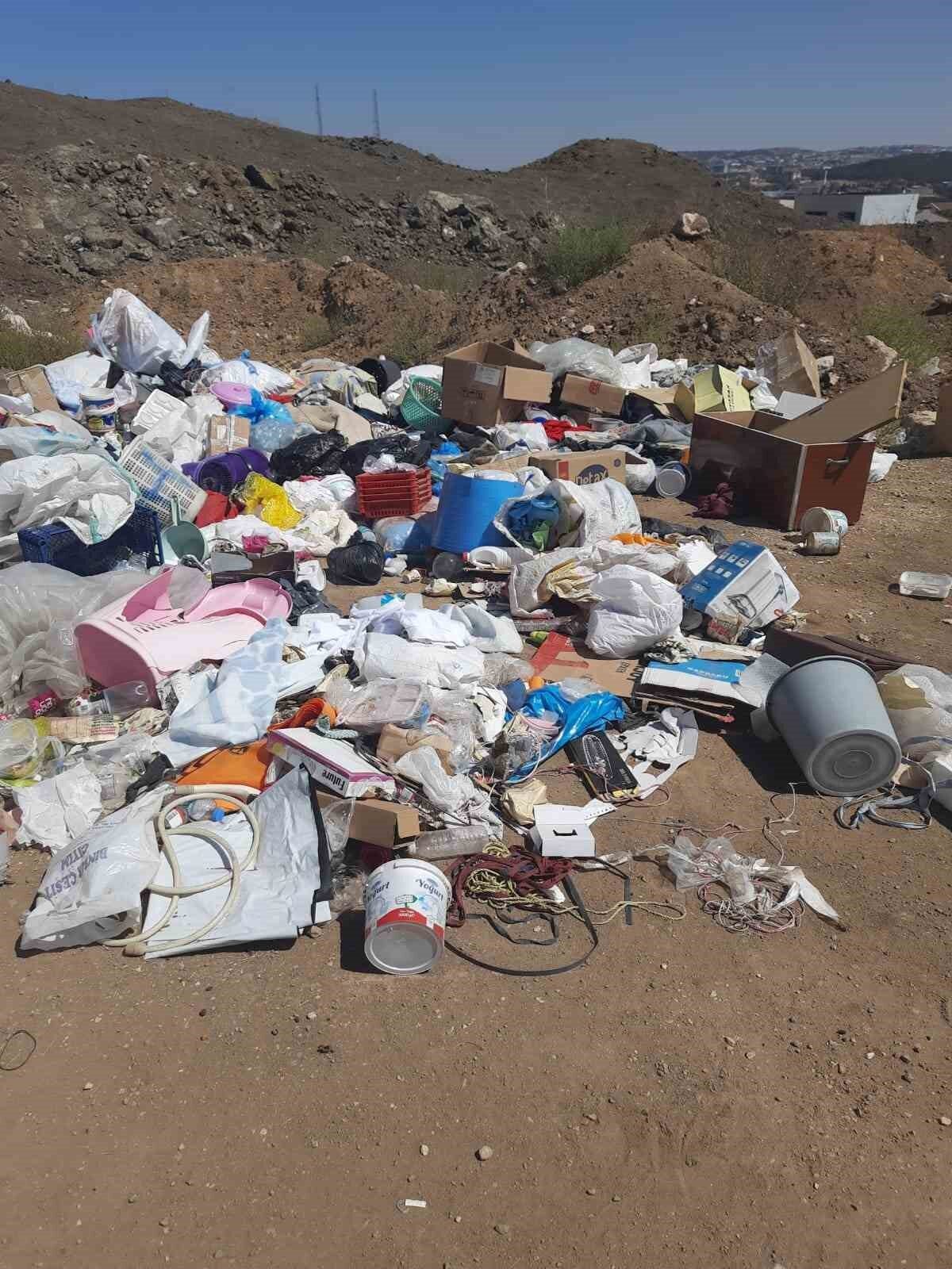 Boş araziye atılan çöpler, kötü görüntünün yanı sıra çevre ve