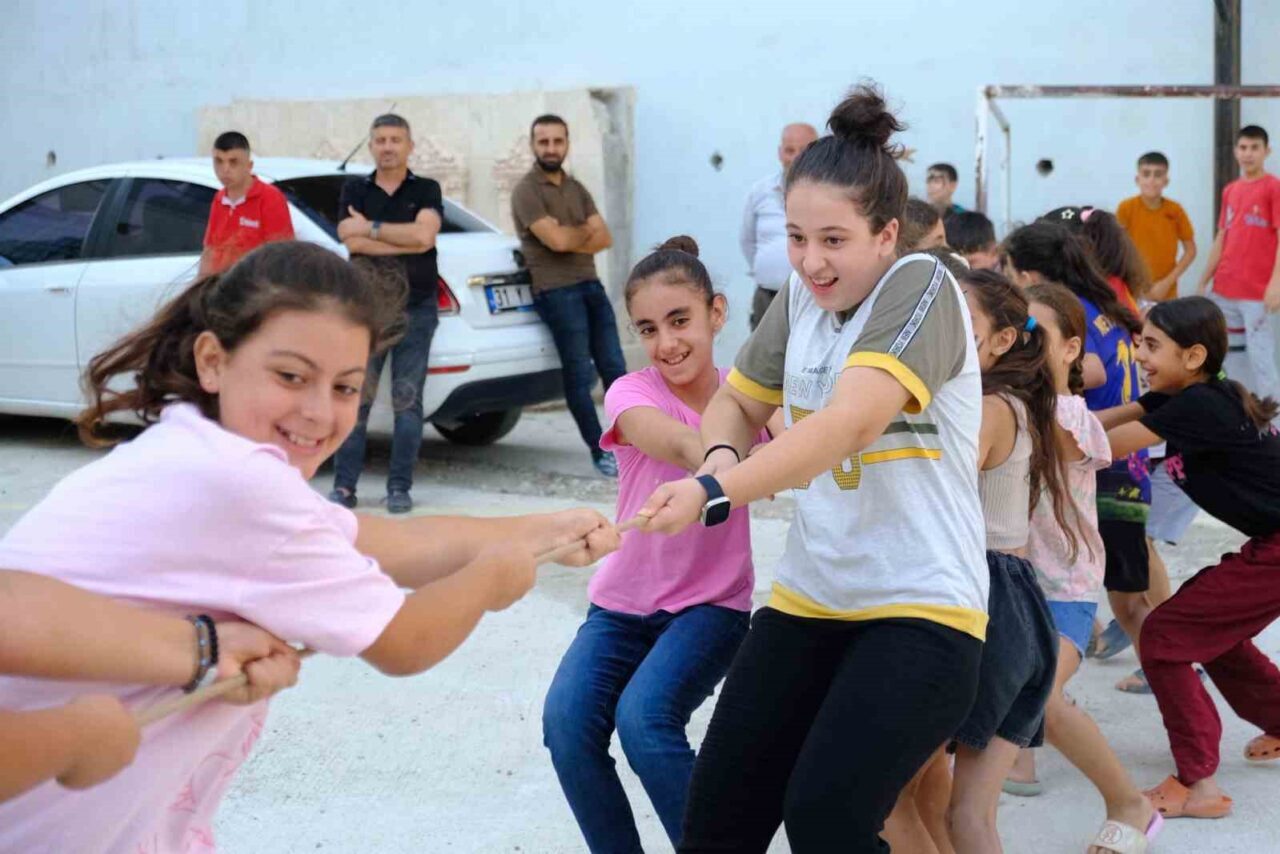 Defne Belediyesi tarafından Orhanlı Mahallesi’nde düzenlenen etkinlikte çocuklar doyasıya eğlendi.
