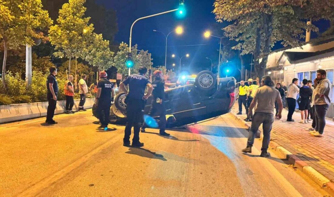 Bilecik’te orta refüje çarpan otomobilin takla atması sonucunda gerçekleşen trafik