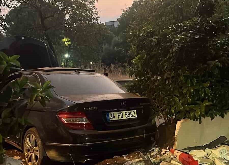 Muğla’nın Milas ilçesinde, iki araca ve bir apartman duvarına çarparak
