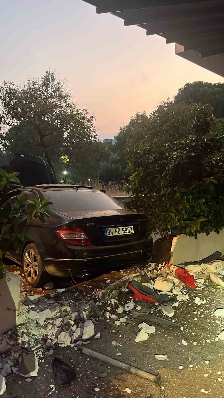 Muğla’nın Milas ilçesinde, iki araca ve bir apartman duvarına çarparak