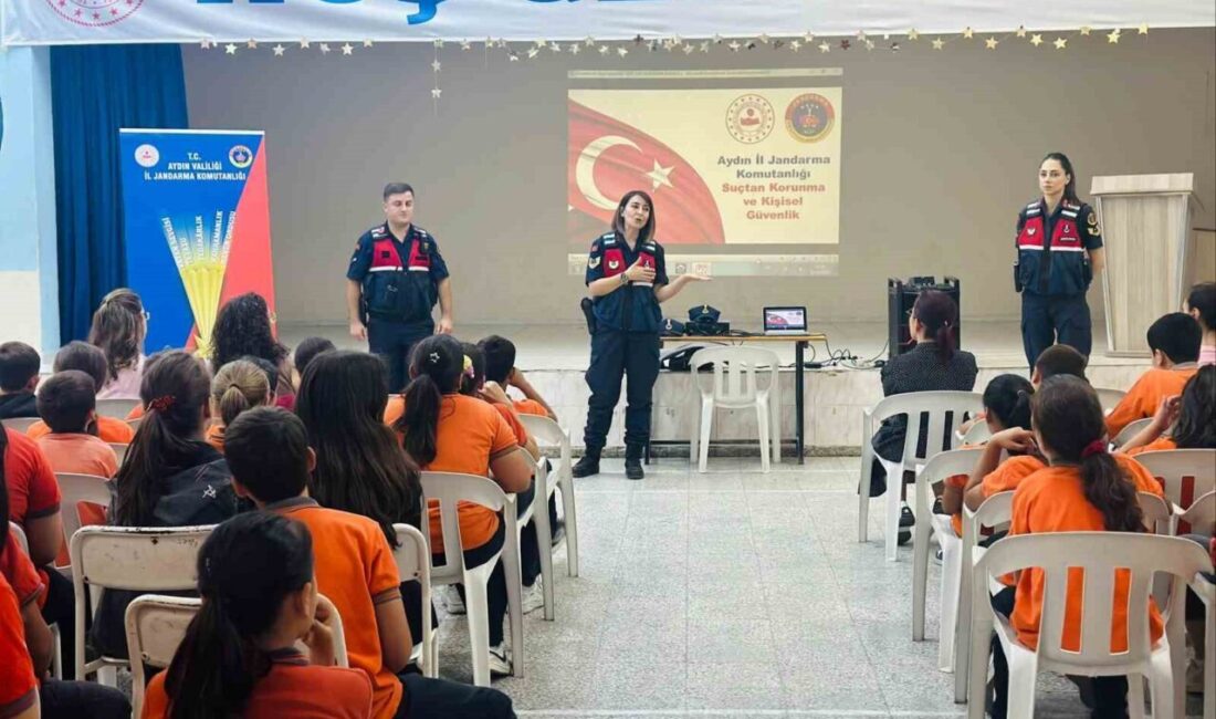 Aydın’ın Çine ilçesinde ortaokul öğrencileri ile bir araya gelen jandarma