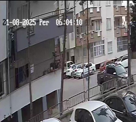 Adana’da bir apartmanın ikinci katına örümcek gibi tırmanıp hırsızlık yapan