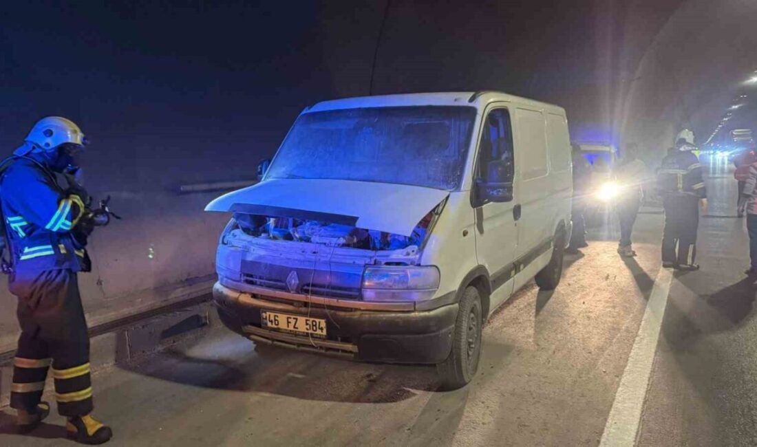Bilecik’te seyir halindeyken Osmangazi Tüneli’nde bir anda alev alan araç,