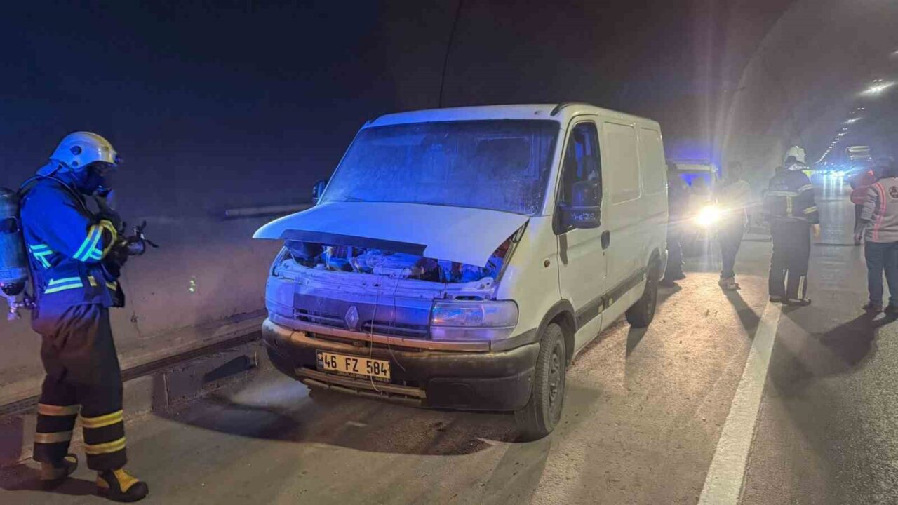 Bilecik’te seyir halindeyken Osmangazi Tüneli’nde bir anda alev alan araç,