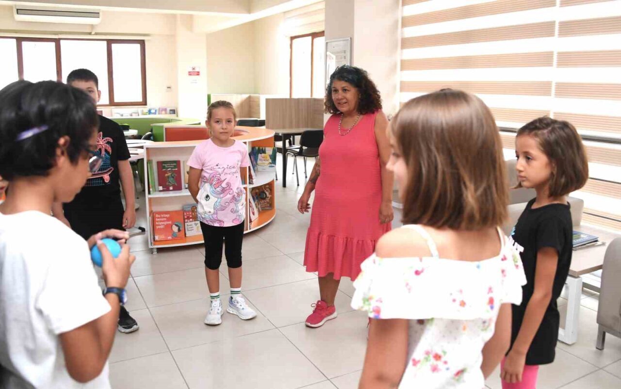 Osmangazi Belediyesi’nin çocuklar için açtığı Küçük Yazarlar Atölyesi’ne katılan çocuklar