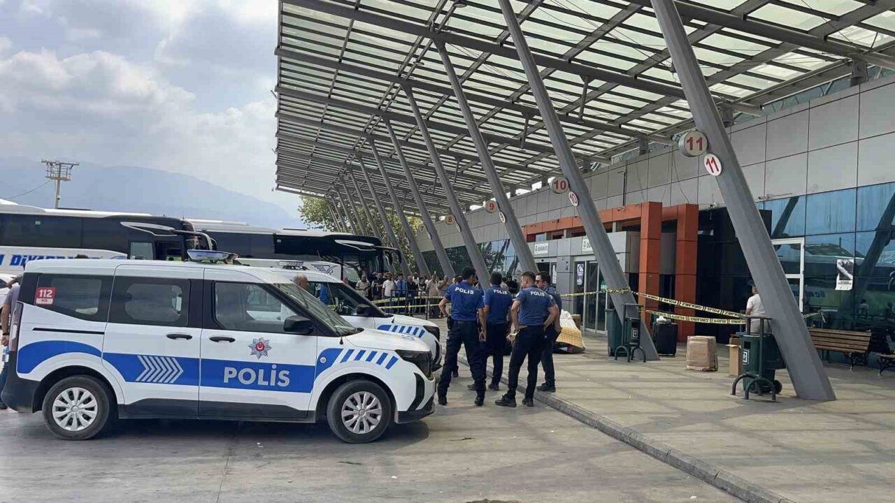 Osmaniye şehirler arası otobüs terminalinde, babanın kızına tüfekle ateş etmesi