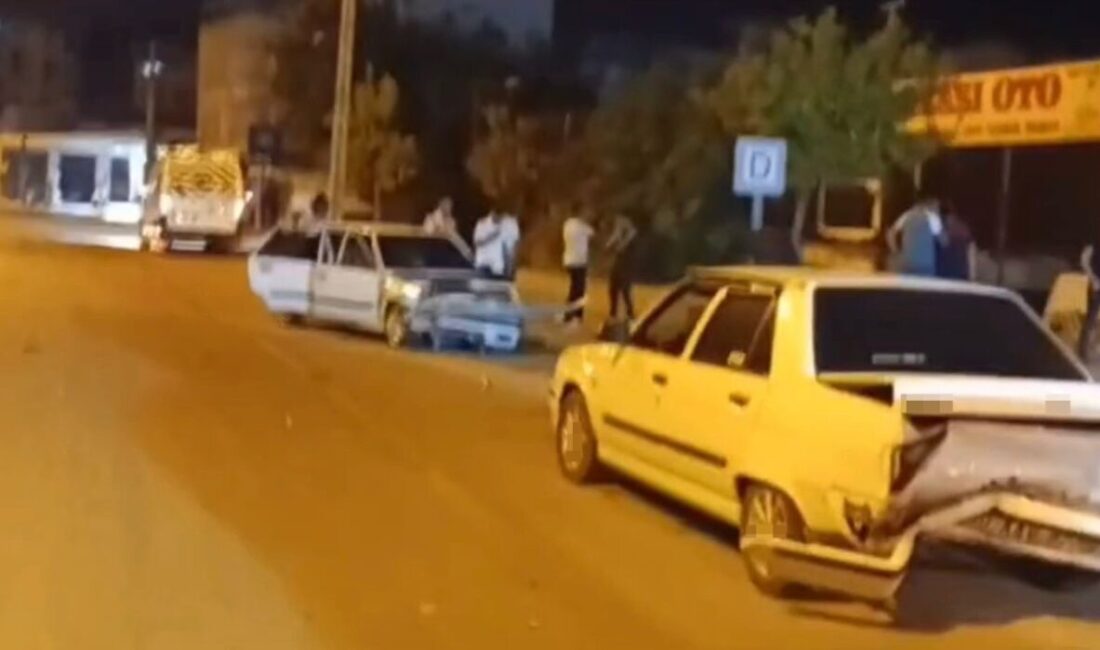 Osmaniye’nin Kadirli ilçesinde 4 otomobilin karıştığı zincirleme trafik kazası meydana