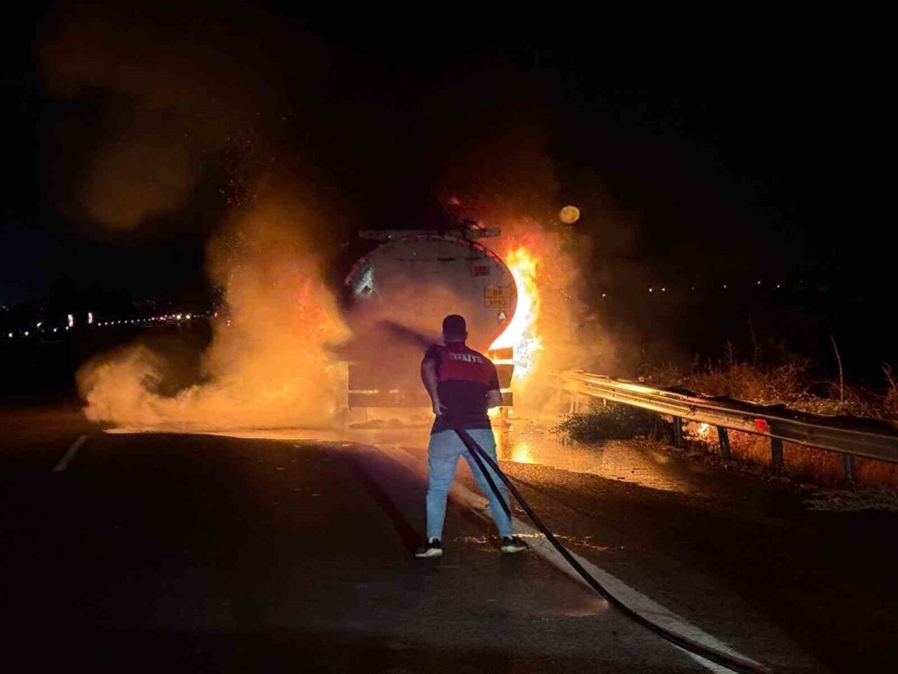 Osmaniye’nin Düziçi ilçesinde akaryakıt yüklü bir tankerde çıkan yangın, itfaiye