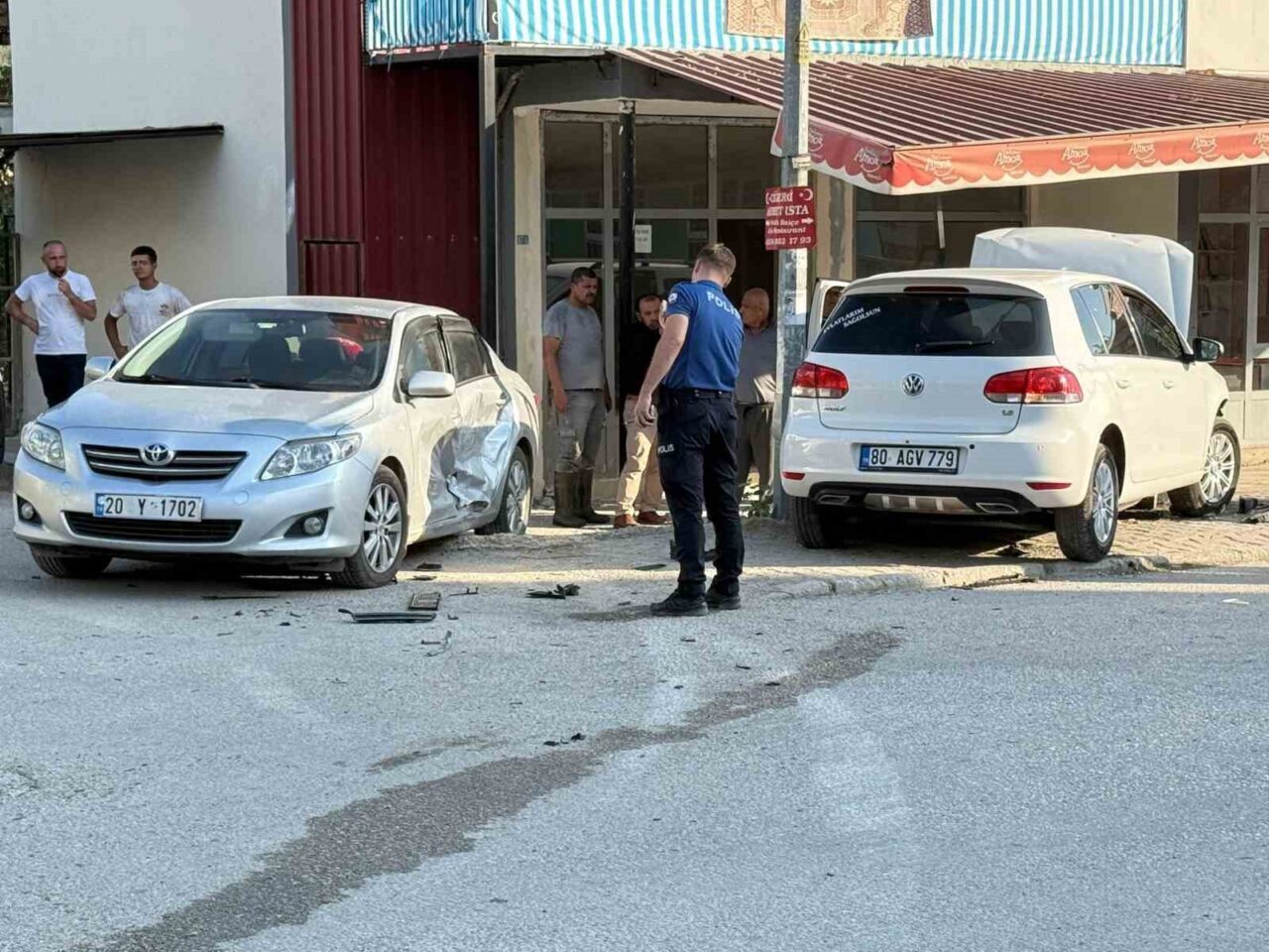 Osmaniye’nin Bahçe ilçesinde iki otomobilin çarpışması sonucu meydana gelen trafik