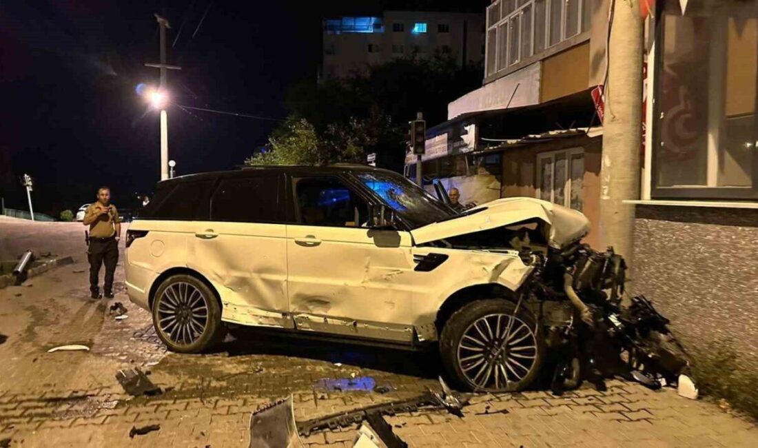 Osmaniye’nin Düziçi ilçesinde lüks ciple kamyonetin karıştığı kazada 4 kişi