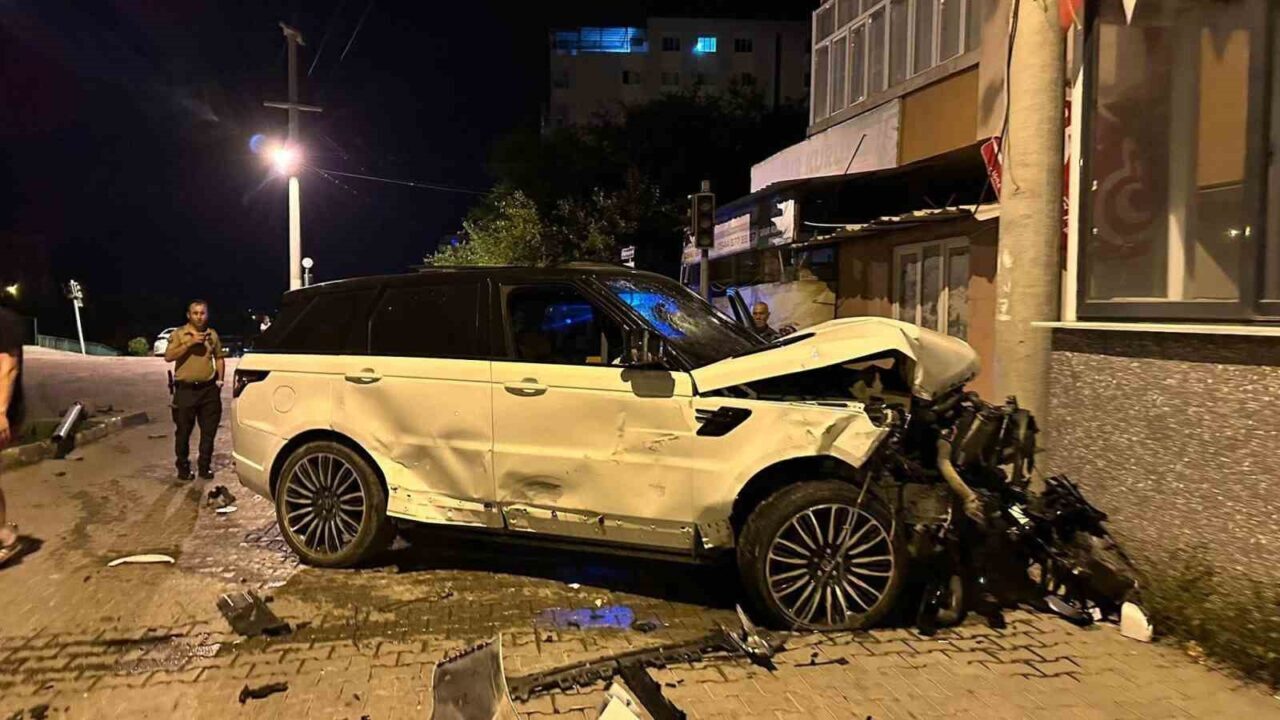 Osmaniye’nin Düziçi ilçesinde lüks ciple kamyonetin karıştığı kazada 4 kişi