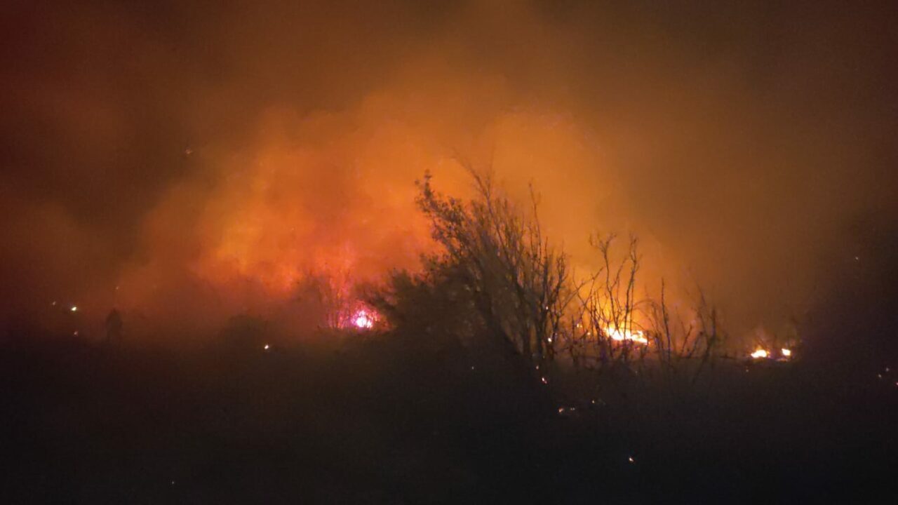 Osmaniye’nin Sumbas ilçesinde makilik alanda çıkan yangın ekiplerin müdahalesiyle büyümeden